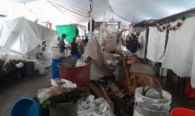 Siguen penurias a vendedores del H. Galeana; ahora los maltrató la lluvia