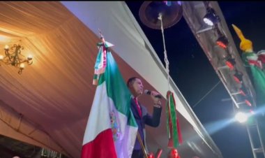 En un Zócalo abarrotado, Juan Ángel Flores encabezó el Grito de Independencia