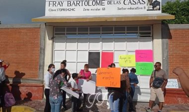 Padres de familia tomaron primaria en Axochiapan