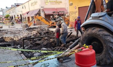 Se repara calle en el Centro de Cuautla por inundaciones