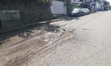 Juana Ocampo no atiende las quejas por baches en Temixco