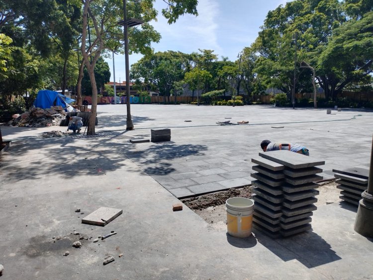 Avanza remodelación de Plaza de Armas; ya retiraron las vallas