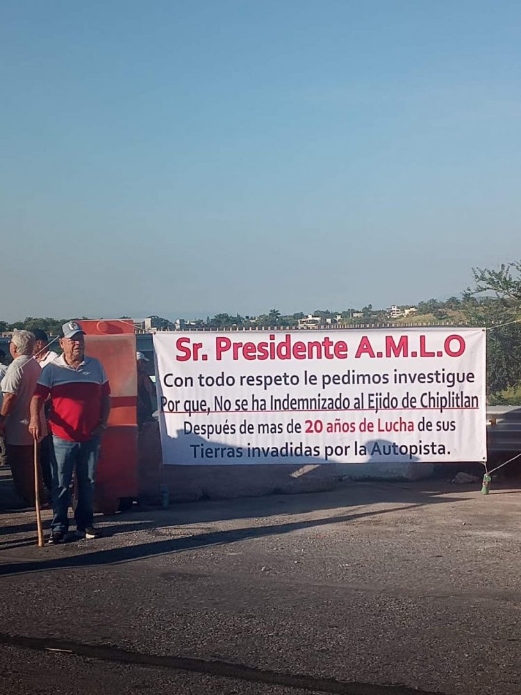 Pobladores de Chipitlán exigen a SICT pago por indemnización