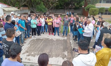Estudiante de secundaria amenaza con arma a maestra