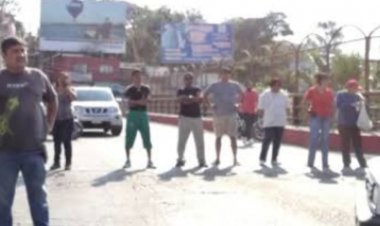 Tras varios días sin agua, vecinos bloquean El Túnel, en Cuernavaca