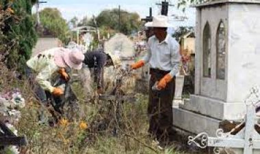 Limpian cementerios en Cuautla a fin de poder disminuir generación de moscos