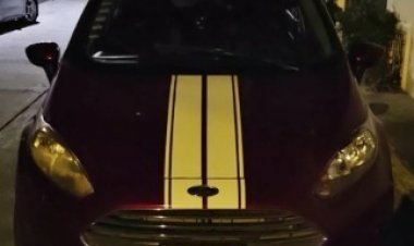 Un Fiesta mal estacionado obstruía; van a quitarlo y confirman que era hurtado