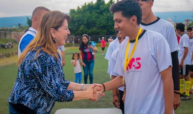 Margarita González Saravia reconoce y premia el esfuerzo de jóvenes atletas