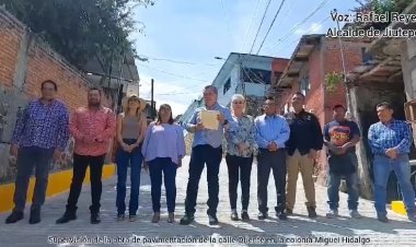 Supervisa Rafael Reyes rehabilitación de calle