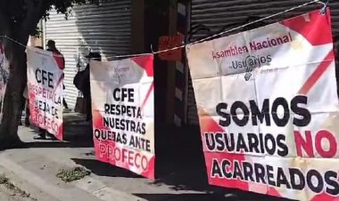 Se manifiestan integrantes de asociación de usuarios de electricidad por altos cobros