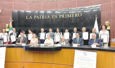 Estuvo el secretario de Salud estatal en el Senado en entrega de premio Jesús Kumate