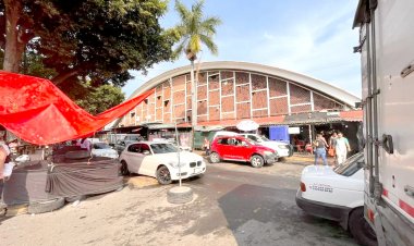 Informan de cierre en andén del  ALM por colocación de tianguis