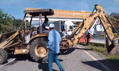 Ejidatarios amagan con levantar asfalto por falta de pago de la SICT