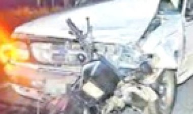 Arrolló a pareja en motocicleta y mandó al hospital a una dama