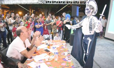 Rodrigo Arredondo y Araceli García promueven las tradiciones con un concurso de disfraces