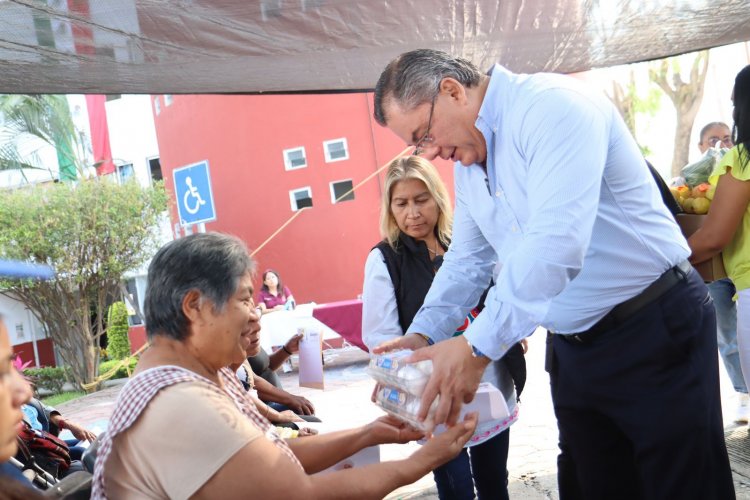 Cerca de 150 habitantes recibieron paquetes alimentarios de Rafa Reyes