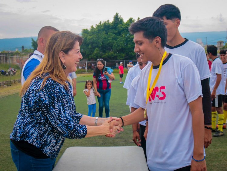 Margarita González Saravia reconoce y premia el esfuerzo de jóvenes atletas