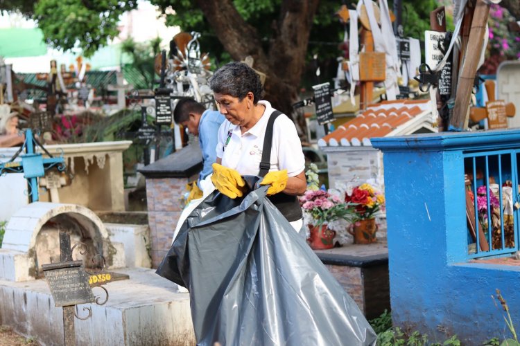 En un recorrido, el alcalde Rafael Reyes verificó labor de limpieza en panteones