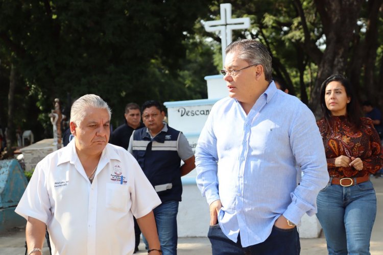 En un recorrido, el alcalde Rafael Reyes verificó labor de limpieza en panteones