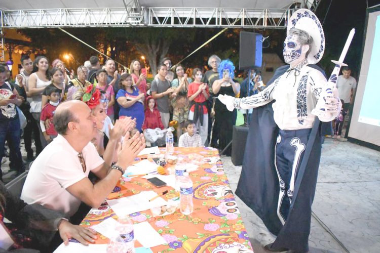 Rodrigo Arredondo y Araceli García promueven las tradiciones con un concurso de disfraces