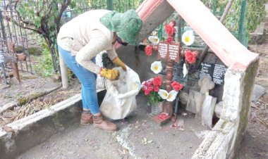 SSM pidió no llevar comida a panteones o flores con agua