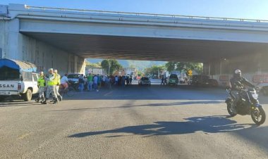Campesinos tomaron caseta de cobro de Oacalco