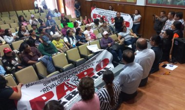 Docentes protestan porque aumento salarial no es parejo