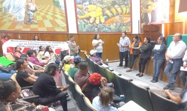 Innumerables calamidades acusan maestros en desempeño de labores