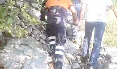 Casi se mataron dos motociclistas que  cayeron 15 m. en barranca de Yautepec