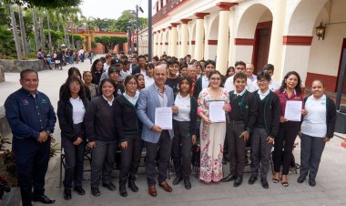 Rodrigo Arredondo apoya a alumnos de Conalep