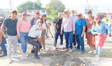 El gobierno de Rodrigo Arredondo y habitantes reforestan una carretera