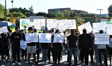 Fuerzan estudiantes de UAEM a autoridad a firmar compromisos