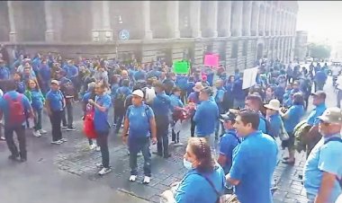 Protestan por burócratas corridos de la Secretaría de Administración