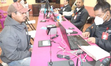 Llegan a Hueyapan por primera }vez las credenciales de elector