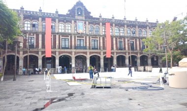 Comienza instalación de pista de hielo en el Centro de Cuernavaca
