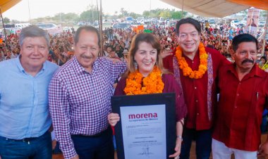 Entregó Mario Delgado constancia a Margarita González Saravia