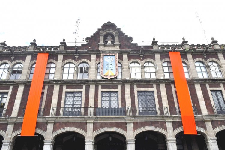 Se vistió color naranja el Palacio de Gobierno de la administración estatal