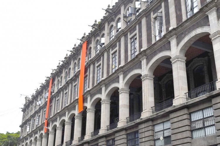 Se vistió color naranja el Palacio de Gobierno de la administración estatal