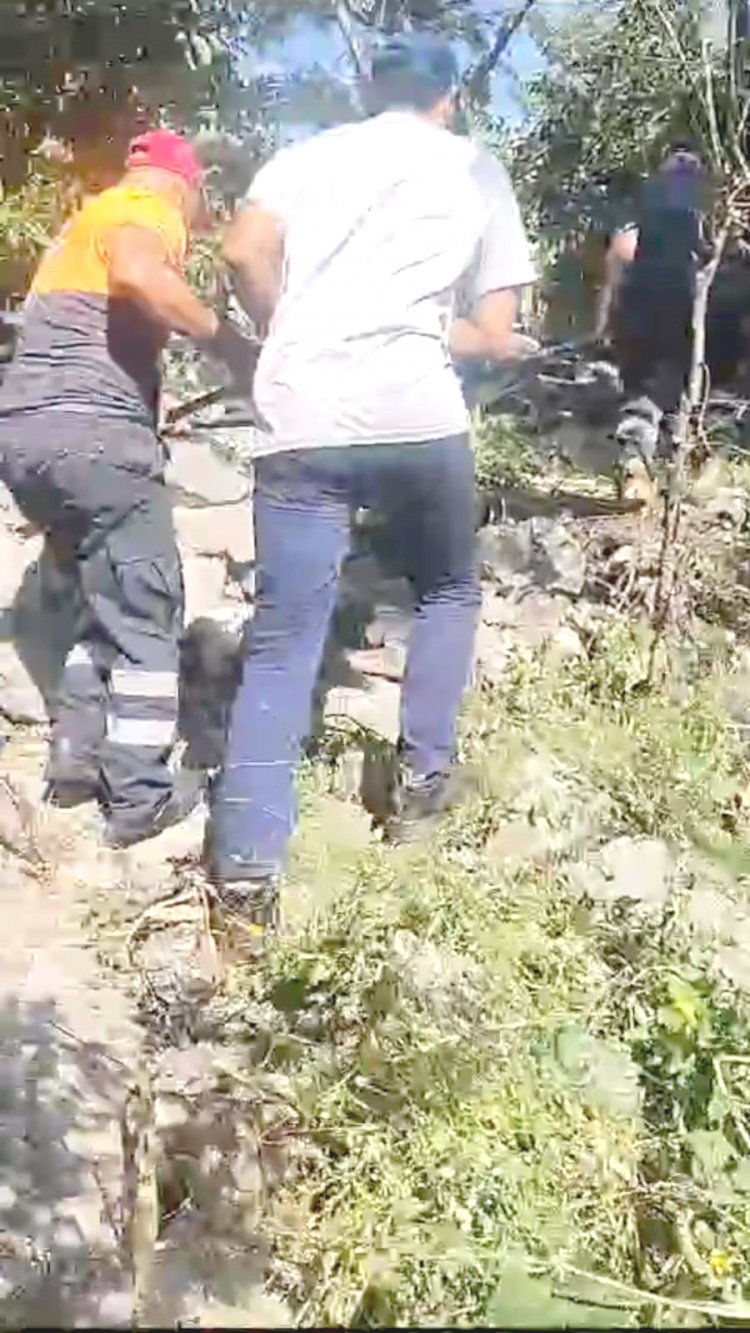 Casi se mataron dos motociclistas que  cayeron 15 m. en barranca de Yautepec