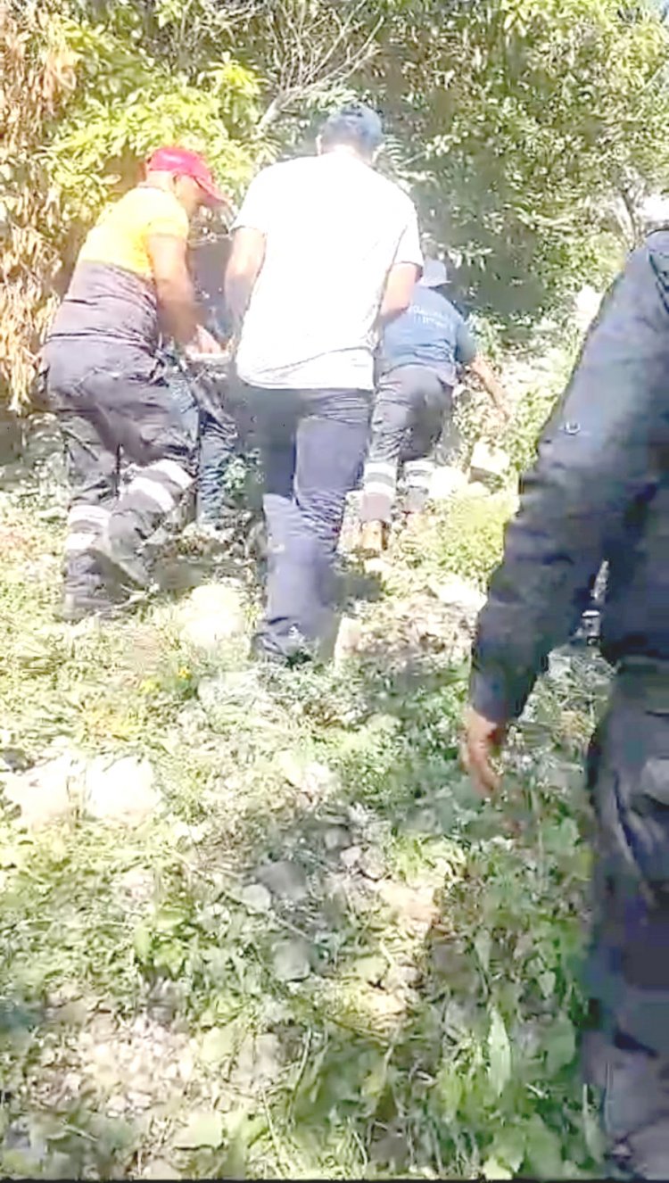 Casi se mataron dos motociclistas que  cayeron 15 m. en barranca de Yautepec