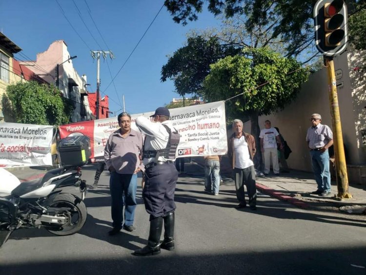 Cierran Av. Morelos en Cuernavaca por abusos de CFE