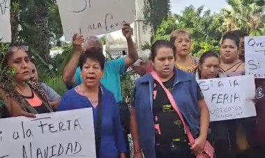 Por 2° día, comerciantes exigen tianguis navideño en el ALM