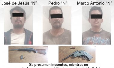 Este trío, imputado por traer un arma larga y otra corta ilegales