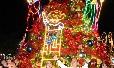 Rodrigo Arredondo y Araceli García encendieron árbol navideño