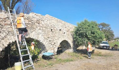 Extranjeros ayudan en reparación de un acueducto y de exhacienda