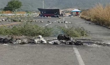 Amagan campesinos con prolongar bloqueo de autopista S. XXI