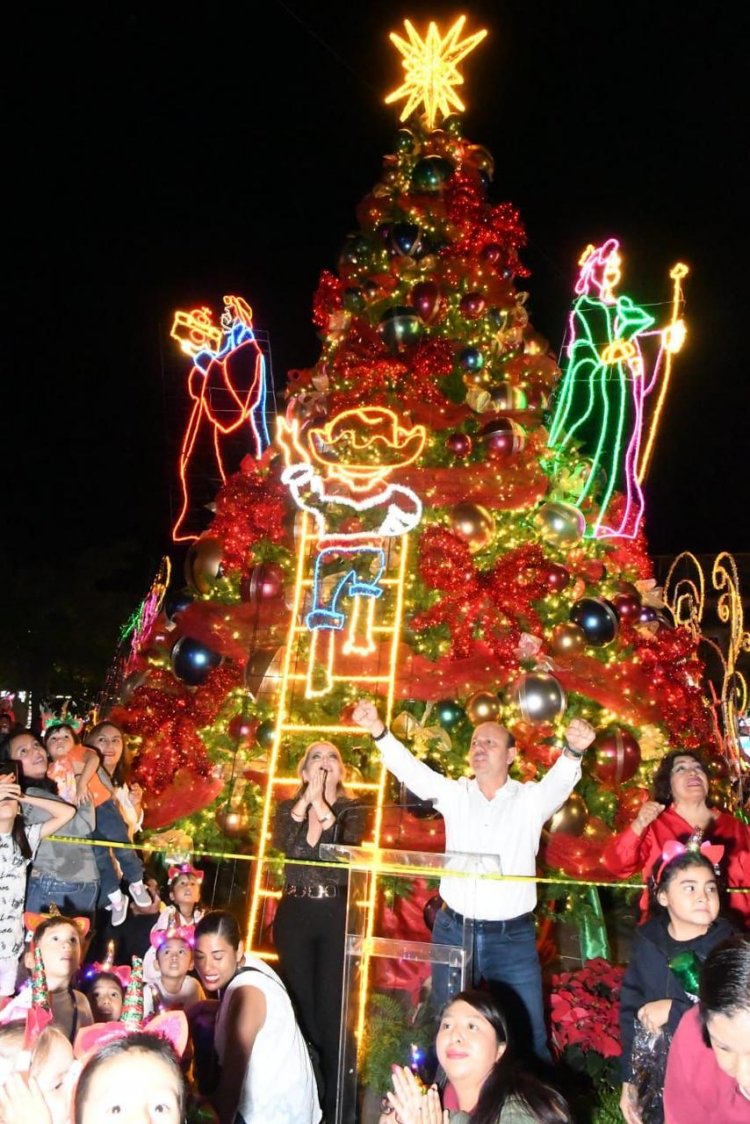Rodrigo Arredondo y Araceli García encendieron árbol navideño
