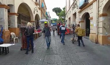 Comerciantes formales e informales de Cuernavaca venden en las calles