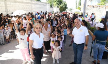 Aracely y Rodrigo, llevaron sonrisas y esperanza en La Caravana de Reyes Magos
