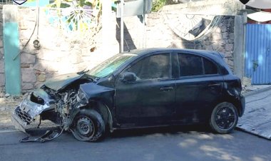 Auto robado y chocado, recuperado en Coatlán